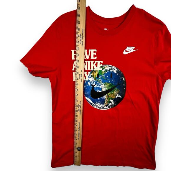 Nike “Have a Nike Day” Red Graphic Earth Tee Large - Picture 7 of 7